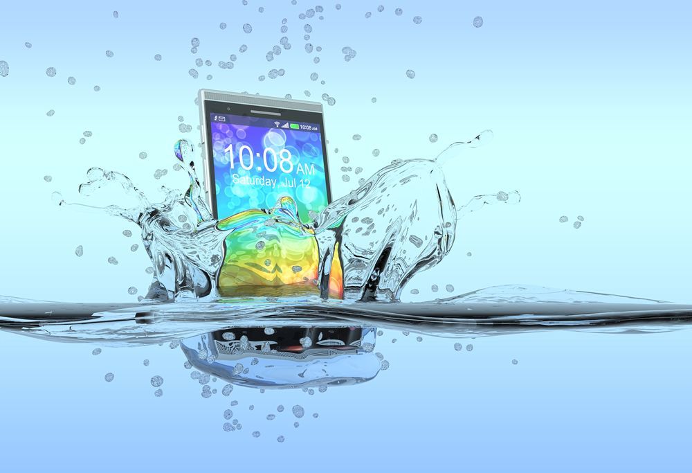 El mòbil i l'aigua: com saber si és resistent